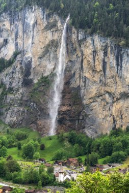 Lauterbrunnen köyü ve Staubbach Şelalesi manzarası. Bernese Oberland, İsviçre 'deki ünlü turistik ilgi merkezi.