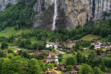 Lauterbrunnen köyü ve Staubbach Şelalesi manzarası. Bernese Oberland, İsviçre 'deki ünlü turistik ilgi merkezi.