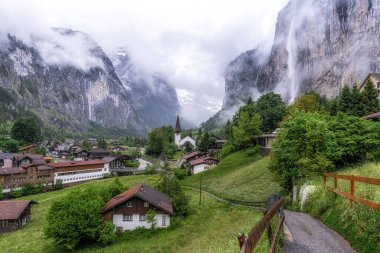 Lauterbrunnen 'in, köy kasabasının ve Staubbach şelalesinin manzarası sabah çekildi. İsviçre 'nin ünlü turistik merkezi.