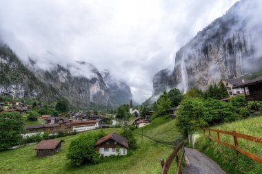 Lauterbrunnen 'in, köy kasabasının ve Staubbach şelalesinin manzarası sabah çekildi. İsviçre 'nin ünlü turistik merkezi.