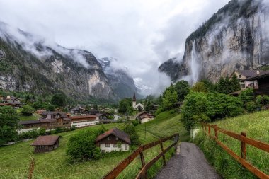 Lauterbrunnen 'in, köy kasabasının ve Staubbach şelalesinin manzarası sabah çekildi. İsviçre 'nin ünlü turistik merkezi.