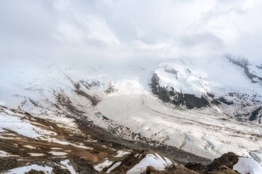 Gorner Buzulu ya da Grenzgletscher 'in Gornergrat gözlem güvertesinin tepesinden çekilmiş görüntüsü. İsviçre 'nin Zermatt şehrinde ünlü bir simge.