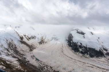 Gorner Buzulu ya da Grenzgletscher 'in Gornergrat gözlem güvertesinin tepesinden çekilmiş görüntüsü. İsviçre 'nin Zermatt şehrinde ünlü bir simge.
