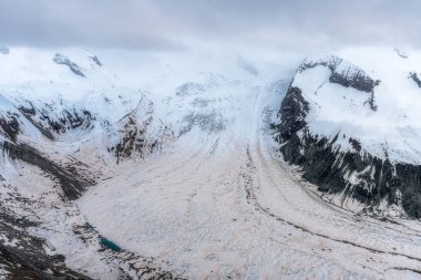 Gorner Buzulu ya da Grenzgletscher 'in Gornergrat gözlem güvertesinin tepesinden çekilmiş görüntüsü. İsviçre 'nin Zermatt şehrinde ünlü bir simge.