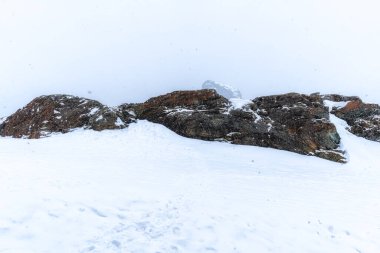 İsviçre Gornergrat üzerinde kar fırtınası. Kar tüm dağı kaplıyor.