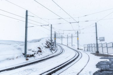 Boş Gornergrat Bahn istasyonu kar fırtınasıyla kaplı. Gornergrat, İsviçre 'de çekildi