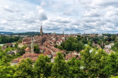 Bern 'ün panaromik manzarası Rosengarten Parkı' nın tepesinden çekildi. Bern, İsviçre