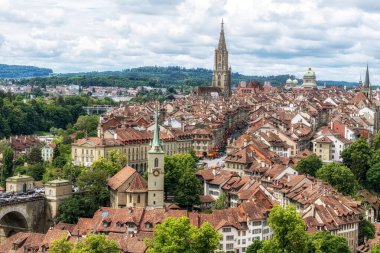 Bern 'ün panaromik manzarası Rosengarten Parkı' nın tepesinden çekildi. Bern, İsviçre