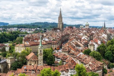 Bern 'ün panaromik manzarası Rosengarten Parkı' nın tepesinden çekildi. Bern, İsviçre