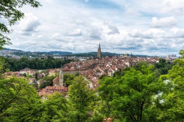Bern 'ün panaromik manzarası Rosengarten Parkı' nın tepesinden çekildi. Bern, İsviçre