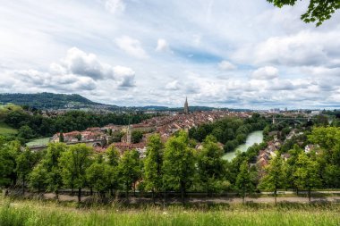 Bern 'ün panaromik manzarası Rosengarten Parkı' nın tepesinden çekildi. Bern, İsviçre