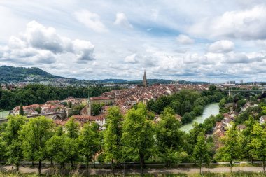 Bern 'ün panaromik manzarası Rosengarten Parkı' nın tepesinden çekildi. Bern, İsviçre