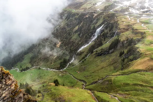 Bachlager şelalesi ya da Bachlager yılanı Grindelwald, İsviçre 'deki Birinci Zirve Yürüyüşü' nün tepesine düştü.