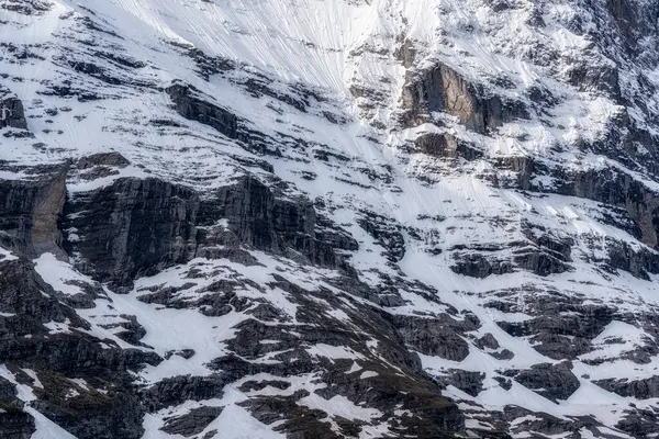 Eiger Dağı, İsviçre 'nin Grindelwald şehrinin ünlü simgesini ele geçirdi..