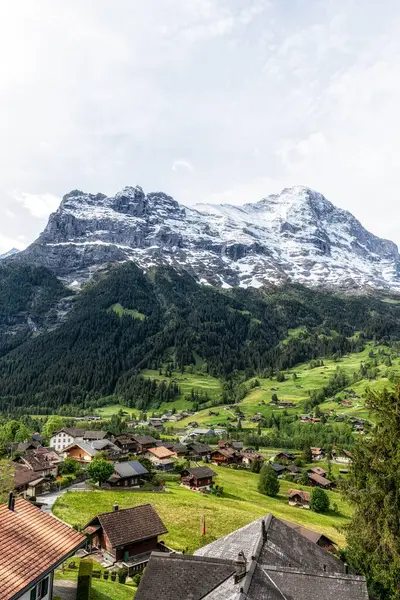 Eiger Dağı gün doğumunda Grindelwald 'dan izleniyor. Grindelwald, İsviçre 'nin ünlü simgesi.