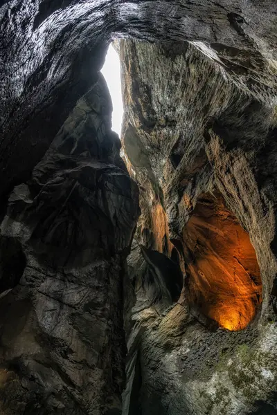 Bernese Oberland, İsviçre 'deki Trummelbach Şelalesi. Dağın içinde buzulla beslenen bir dizi şelale var.