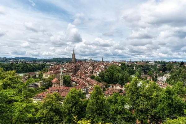 Bern 'ün panaromik manzarası Rosengarten Parkı' nın tepesinden çekildi. Bern, İsviçre