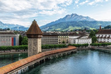 İsviçre, Lucerne 'deki Chapel Köprüsü veya Kapellbrucke. Pilatus Dağı ve Lucerne şehri manzaralı. Lucerne, İsviçre 27 Mayıs 2024 tarihinde alındı