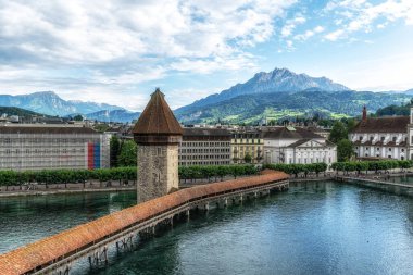 İsviçre, Lucerne 'deki Chapel Köprüsü veya Kapellbrucke. Pilatus Dağı ve Lucerne şehri manzaralı. Lucerne, İsviçre 27 Mayıs 2024 tarihinde alındı