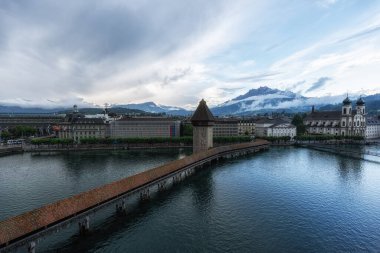 Reuss nehrinin üzerinde Pilatus Dağı ve şapel köprüsü manzarası. İsviçre, Lucerne 'de ünlü bir simgedir. 27 Mayıs 2024 'te çekildi.
