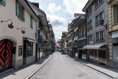 Yol boyunca çeşitli dükkanları ve işletmeleri olan küçük Thun kasabası. 27 Mayıs 2024 'te İsviçre' nin Thun kentinde çekildi.