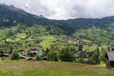 Grindelwald, İsviçre 'deki ev ve otellerin manzarası. 28 Mayıs 2024 'te çekildi.