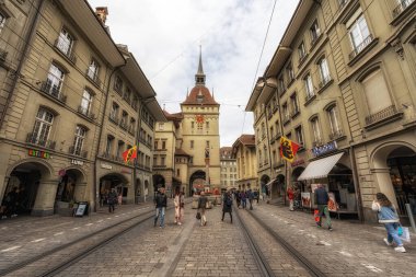Bern Eski Kasabası 'ndaki Zytglogge manzarası cadde boyunca çeşitli mağazalar ve dükkanlar. 1 Haziran 2024 'te İsviçre' nin Bern kentinde çekildi.