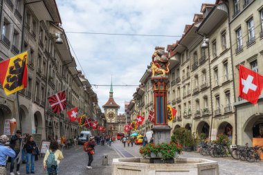 Bern Eski Kasabası 'ndaki Kragasse yolunun cadde boyunca çeşitli mağazaları ve dükkanları var. 1 Haziran 2024 'te İsviçre' nin Bern kentinde çekildi.