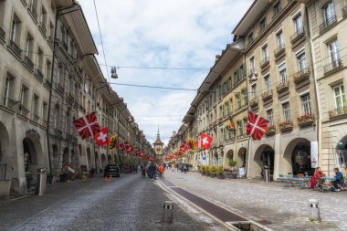 Bern Eski Kasabası 'ndaki Kragasse yolunun cadde boyunca çeşitli mağazaları ve dükkanları var. 1 Haziran 2024 'te İsviçre' nin Bern kentinde çekildi.