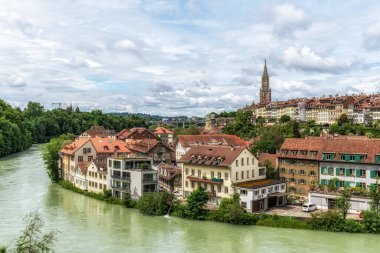 Nydeggbrucke 'den alınan eski İsviçre Bern şehri manzarası. Bern, İsviçre. 1 Haziran 2024 'te çekildi.