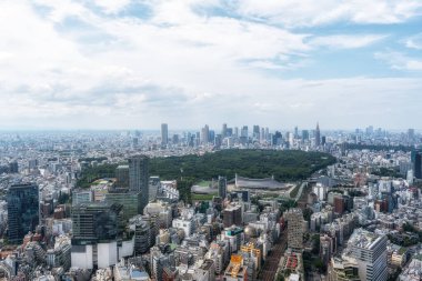 Shibuya yakınlarındaki bir gözlem güvertesinden Tokyo Meiji Jingu ve Yoyogi Park manzarası. 13 Temmuz 2024 'te Shibuya, Tokyo, Japonya' da çekildi.