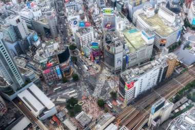 Shibuya Scramble Crossing tepeden görüldü. Yakınlardaki gözlem güvertesinden yakalanan ünlü bir simge. 13 Temmuz 2024 'te Shibuya, Japonya' da çekildi.