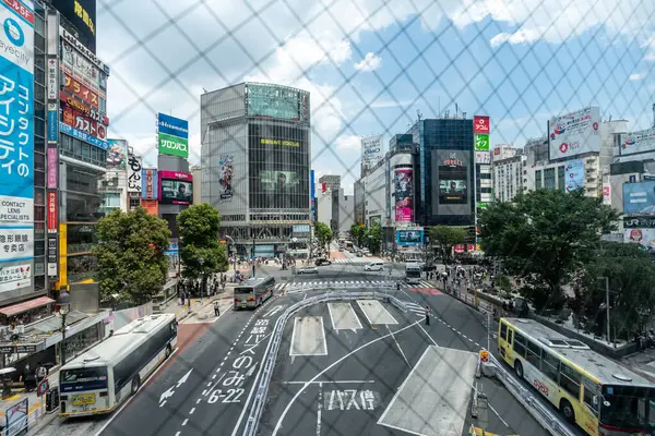 Shibuya kavşağı metro köprüsünün penceresinden görünüyor. Shibuya, Tokyo 13 Temmuz 'da çekildi.