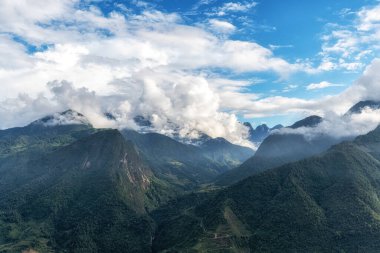 Sapa Vietnam 'daki pirinç teraslarının arasındaki dağ ve tepelerin manzarası