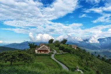 Sapa, Vietnam 'da bir dağın tepesine inşa edilen ünlü tatil köyü manzarası. 26 Ağustos 2024 'te çekildi.