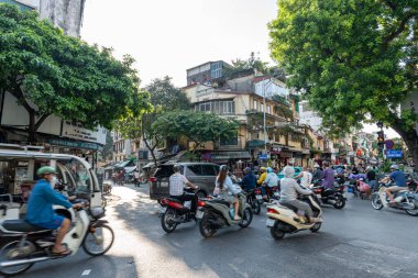 Hanoi Old Quarters caddesinde çeşitli dükkanlar, sayısız scooter ve yayalar var. Hanoi, Vietnam 'da 27 Ağustos 2024' te çekildi.