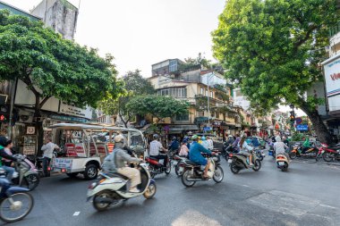 Hanoi Old Quarters caddesinde çeşitli dükkanlar, sayısız scooter ve yayalar var. Hanoi, Vietnam 'da 27 Ağustos 2024' te çekildi.