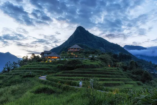 Sapa, Vietnam 'da bir dağın tepesine inşa edilen ünlü tatil köyü manzarası. 26 Ağustos 2024 'te çekildi.