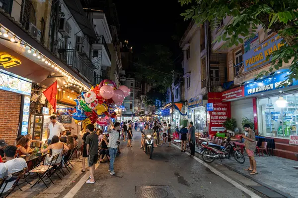 Hanoi Old Quarter Bira Sokağı. Ta Hien Sokağı da gece çekildi. Hanoi, Vietnam 27 Ağustos 2024