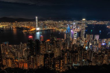 Victoria Tepesi 'nden Hong Kong gece görüşü. Gökyüzünden ünlü ikonik şehir panoramik manzarası