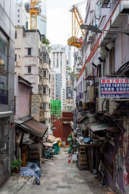 Çeşitli mağazalar ve restoranlarla Hong Kong dar sokakları. 9 Eylül 2024 'te çekildi.