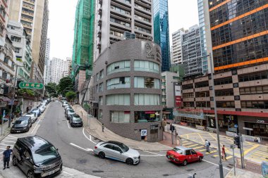 Hong Kong Merkez Bölgesi 'nde kırmızı bir taksisi olan virajlı bir yol. 9 Eylül 2024 'te çekildi.