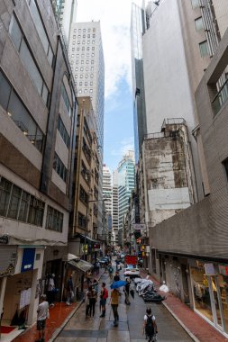 Çeşitli mağazalar ve restoranlarla Hong Kong dar sokakları. 9 Eylül 2024 'te çekildi.