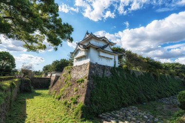 Nagoya Kalesi duvarı ve doğu kapısı girişinin yanındaki kule. Nagoya, Japonya 'da çekildi..