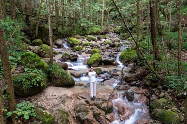 Magome 'dan Tsumago' ya Nakasendo Patikası yakınlarında küçük bir dere. Kiso Vadisi Japonya 'da ünlü yürüyüş parkuru.