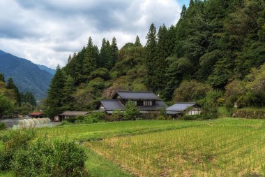 Nakasendo yürüyüş yolu yakınında küçük bir çiftlik evi. Kiso Vadisi 'nde Magome' dan Tsumago 'ya kadar meşhur patika..