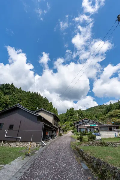 Magome 'dan Tsumago Nakasendo patikasına kadar küçük bir köy. Yazın çekilmiş.