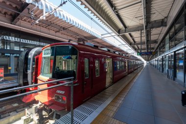 Japonya Nagoya havaalanı, Japonya 'da yerel kırmızı trenli Merkez Japonya Uluslararası Havaalanı. 23 Eylül 2024 'te çekildi.