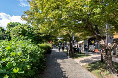 Nagoya Kalesi 'nin doğu kapısında Kinshachi Yokocho Muneharu Bölgesi. Şatoya giden çeşitli dükkanlar ve sokaklar. Nagoya, Japonya 'da 23 Eylül 2024' te çekildi.