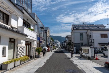 Japonya, Matsumoto 'da Nakamachi alışveriş caddesi. Cadde boyunca çeşitli el sanatları mağazaları ve restoranlar var. 25 Eylül 2024 'te Japonya Matsumoto' da çekildi.